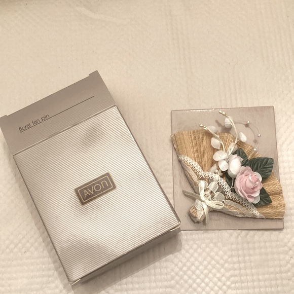 VINTAGE (1991)  AVON FLORAL FAN PIN/BROOCH - Picture 1 of 3